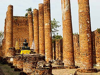 'Wat Tummickarat, Ayutthaya' by Asienreisender